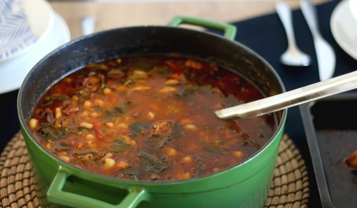 Zupa minestrone w garnku - Pyszności; Foto Canva.com