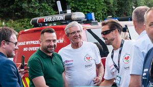 "Ogromna satysfakcja". Chajzer wsiadł do Fiata 126p, by pomagać dzieciom