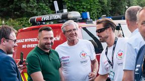 "Ogromna satysfakcja". Chajzer wsiadł do Fiata 126p, by pomagać dzieciom