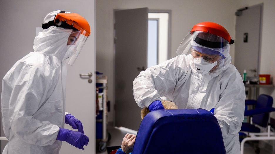 Koronawirus i alarmujące dane. Tysiące pracowników służby zdrowia ofiarami COVID-19