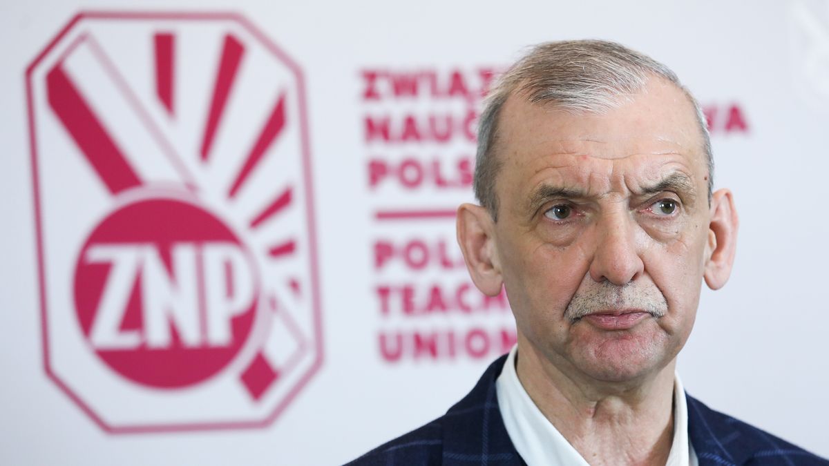 Warszawa, 28.02.2023. Prezes Związku Nauczycielstwa Polskiego Sławomir Broniarz podczas konferencji prasowej "Podwyżki dla nauczycieli poniżej inflacji. Propozycja ZNP dot. zwiększenia wynagrodzeń w tym roku", 28 bm. w siedzibie ZNP w Warszawie. (sko) PAP/Tomasz Gzell