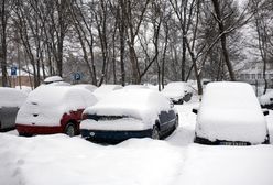 Zawiadomili o kradzieży. Auto przysypał śnieg