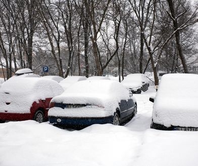 Zawiadomili o kradzieży. Auto przysypał śnieg