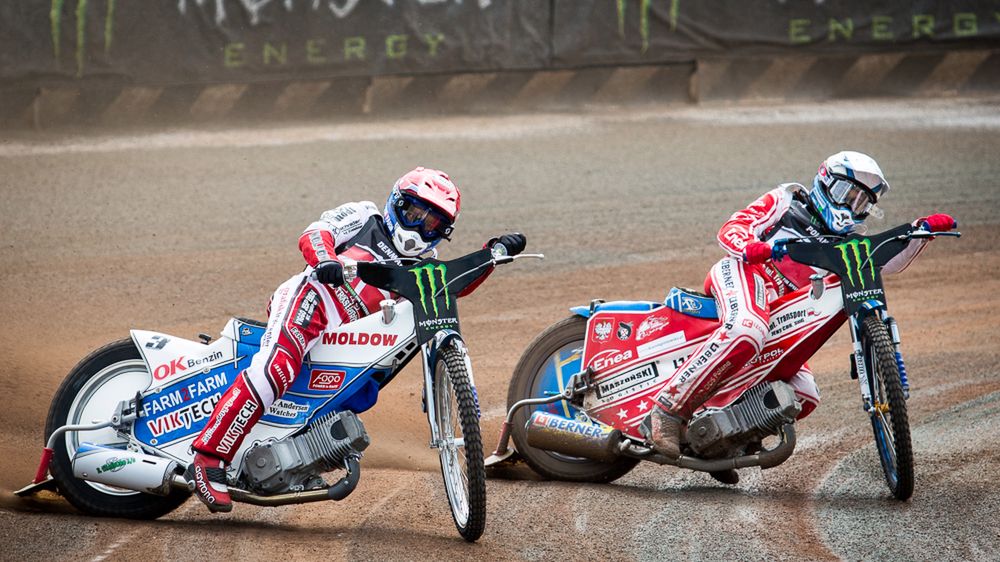 Nicki Pedersen (z lewej) w walce z Bartoszem Zmarzlikiem