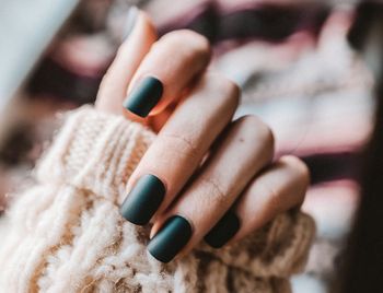 Modne paznokcie na jesień 2025. Zobacz najnowsze trendy i kolory sezonu. Dzięki nim będziesz lśnić