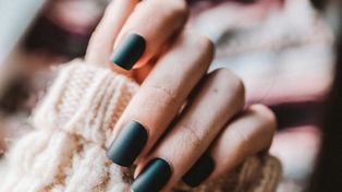 Modne paznokcie na jesień 2025. Zobacz najnowsze trendy i kolory sezonu. Dzięki nim będziesz lśnić