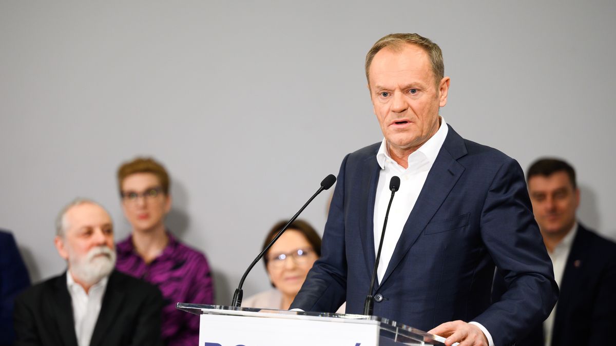 Poznań, 11.03.2023. Przewodniczący Platformy Obywatelskiej Donald Tusk przemawia na wyjazdowym posiedzeniu Klubu Parlamentarnego Koalicji Obywatelskiej, 11 bm. w Hotelu Mercure Poznań Centrum. (mr) PAP/Jakub Kaczmarczyk