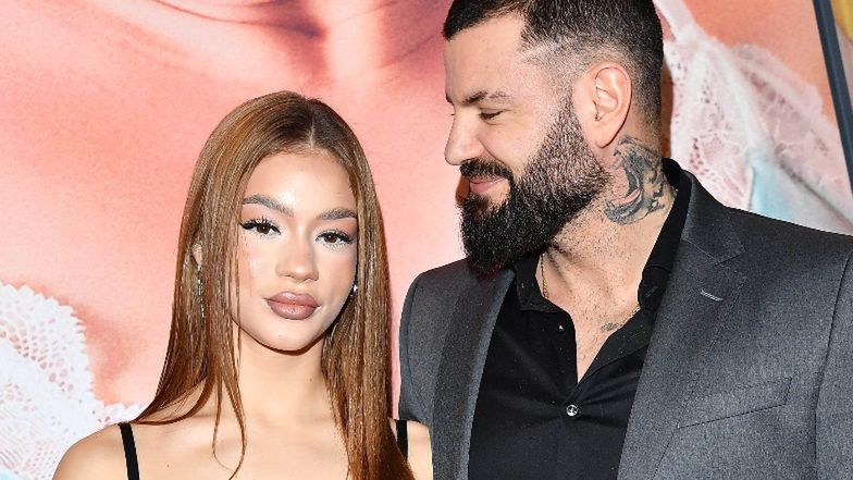 Ukochana Wojtka Goli wyleguje się na leżaku, eksponując PRAWIE NAGIE pośladki