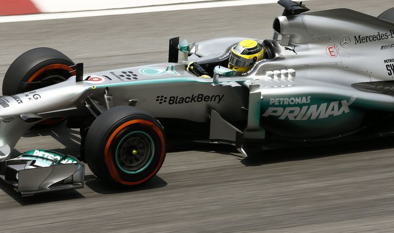 Utrzymać Ferrari za swoimi plecami - to główny cel Mercedesa w końcówce sezonu