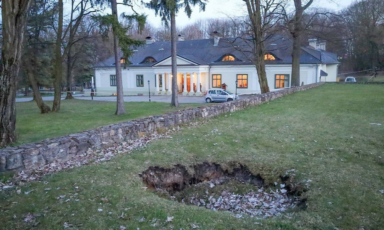 Zapadlisko w samym centrum Bolesławia, w parku