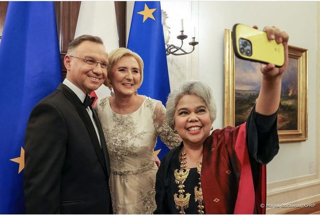 Fryzjer gwiazd bezlitośnie o fryzurze Agaty Dudy: "Za jasno! Za sztywno! ZA DUŻO". Ma dla niej radę...