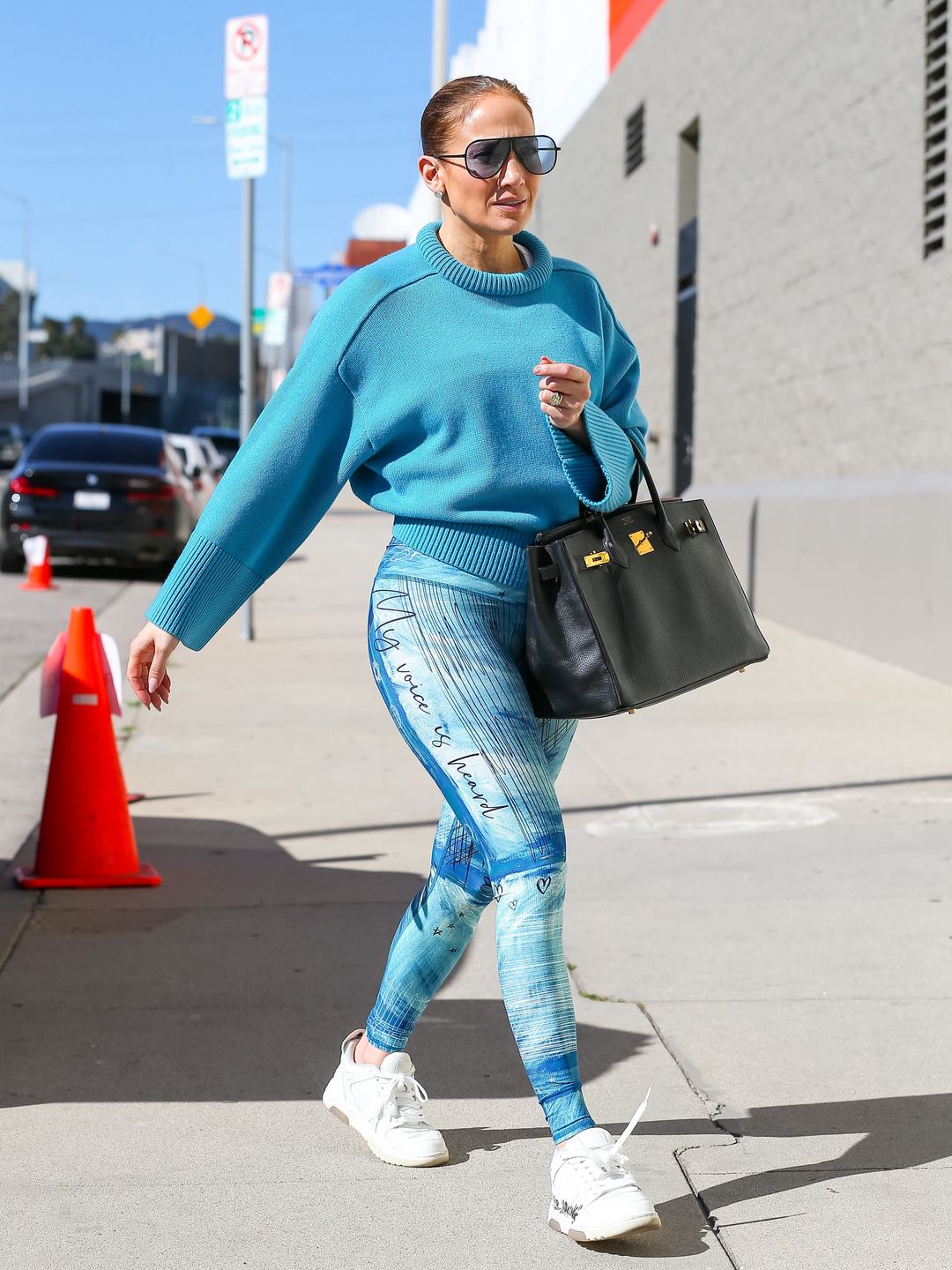 Jennifer Lopez w niebieskiej stylizacji 