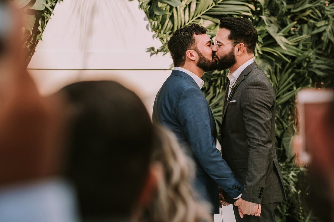 Fotograf nie chce robić zdjęć na ślubach jednopłciowych. Grozi mu wysoka kara w USA