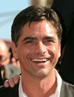 John Stamos gra w ping-ponga z ekipą