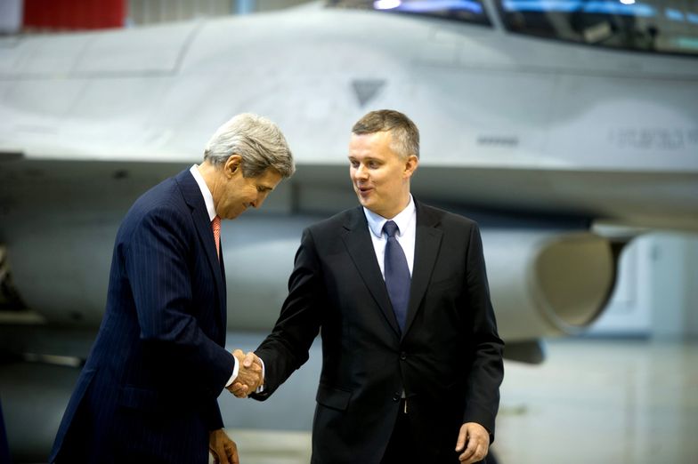 Sekretarz stanu USA John Kerry i minister obrony narodowej Tomasz Siemoniak<br> w Bazie Lotnictwa Taktycznego w Łasku w 2013 roku<br>