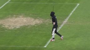 Afera na meczu. Zamaskowany kibic chciał pobić sędziego metalową rurką