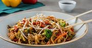 Makaron z kurczakiem i warzywami. Jak z chińskiego baru