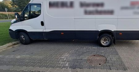 Czterokrotny zakaz prowadzenia i 3 promile: pijany kierowca zatrzymany po kolizji na “Zakopiance”