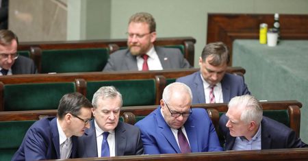 Rekonstrukcja rządu jesienią. Zaplanowano łączenie resortów