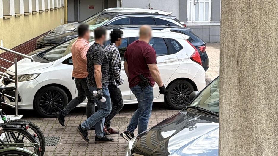 podejrzany po przes�uchaniu w Prokuraturze
Toru�, 13.06.2025. Podejrzany o usi�owanie zab�jstwa Wenezuelczyk (2P) wyprowadzany siedziby Prokuratury Okr�gowej w Toruniu, 13 bm. Pochodz�cy z Wenezueli 19-latek w nocy z 11 na 12 bm. zaatakowa� 24-letni� kobiet� w Parku Glazja w Toruniu. Kobieta w stanie ci�kim trafi�a do szpitala i walczy o �ycie. (jm) PAP/Tomasz Wi�c�awski
***Do tego materia�u zdj�ciowego dost�pna jest r�wnie� depesza w systemie CSI, pt.: Toru�/ 19-letni Wenezuelczyk usi�owa� zabi� 24-latk�; kobieta walczy o �ycie w szpitalu***

*** UWAGA!!! ZAKAZ PUBLIKACJI WIZERUNKU I DANYCH OSOBOWYCH PODEJRZANEGO! ***
Tomasz Wi�c�awski
ci�kie, kobieta, pobicie, przes�uchanie, zab�jstwo