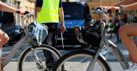 Mandat za jazdę ścieżką na rowerze. Dorośli nie znają przepisów