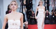 Caroline Derpienski w bieli bryluje na czerwonym dywanie w Wenecji (ZDJĘCIA)