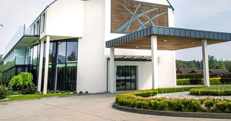 Ten obiekt nad morzem rozkochuje w sobie gości. Ma baseny, SPA i jacuzzi pod chmurką