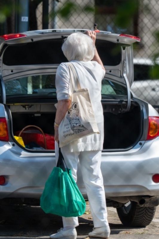Krystyna Loska przyjechała samochodem na zakupy