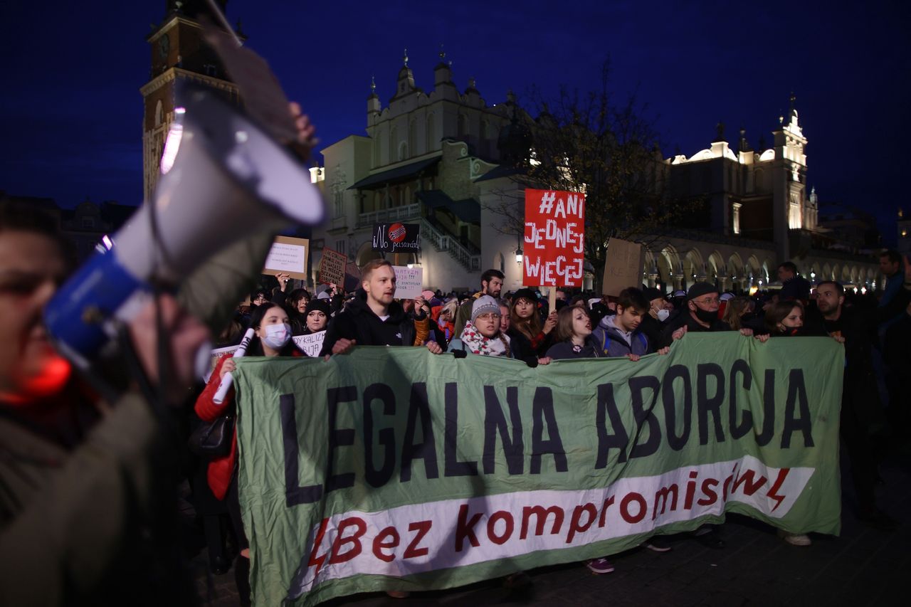 Afera mailowa. Aborcja i polityka: "szansa na pozycjonowanie PO na lewo" 