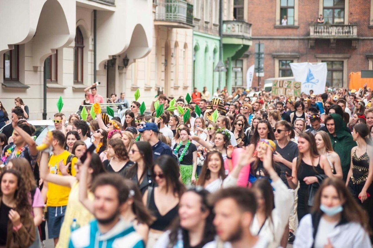 9 i 10 maja na Polach Osobowickich odbędzie się wielkie święto studenckie – Juwenalia 2025! Organizowane przez 9 wrocławskich uczelni wydarzenie zapowiada się jako prawdziwa uczta muzyki i dobrej energii.W programie:Występy przebojowych artystówNiesamowite koncertyMnóstwo dodatkowych atrakcjiWstęp wolny dla osób powyżej 18. roku życia.Termin: 9–10 maja (piątek–sobota)Miejsce: Pola Osobowickie, WrocławBilety: DarmoweNie przegap najgorętszej imprezy tego roku!
