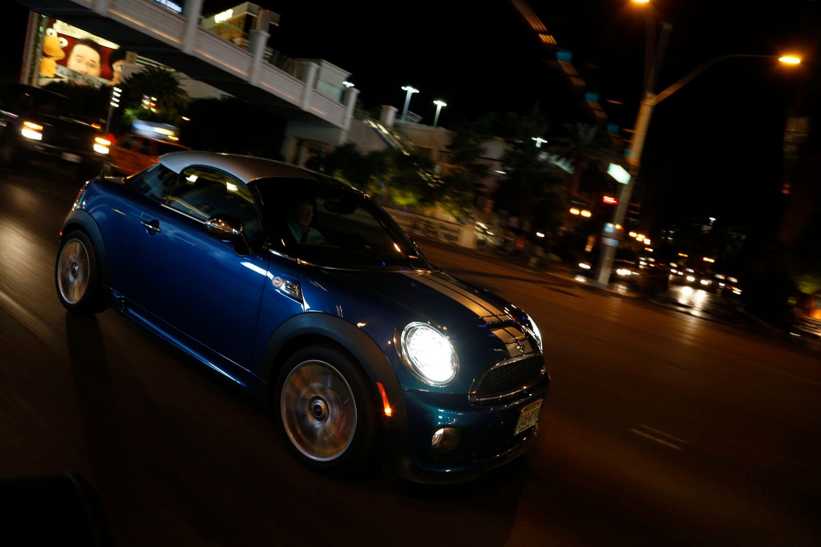 Galeria Mini jako celebracja sprzedaży półmilionowego egzemplarza w USA 242