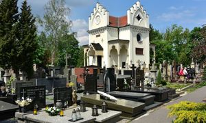 Dają 110 zł. Praca na cmentarzu. Są wymagania ws. wieku