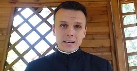 Pozbędą się religii ze szkół? Znany z TikToka ksiądz dosadnie komentuje