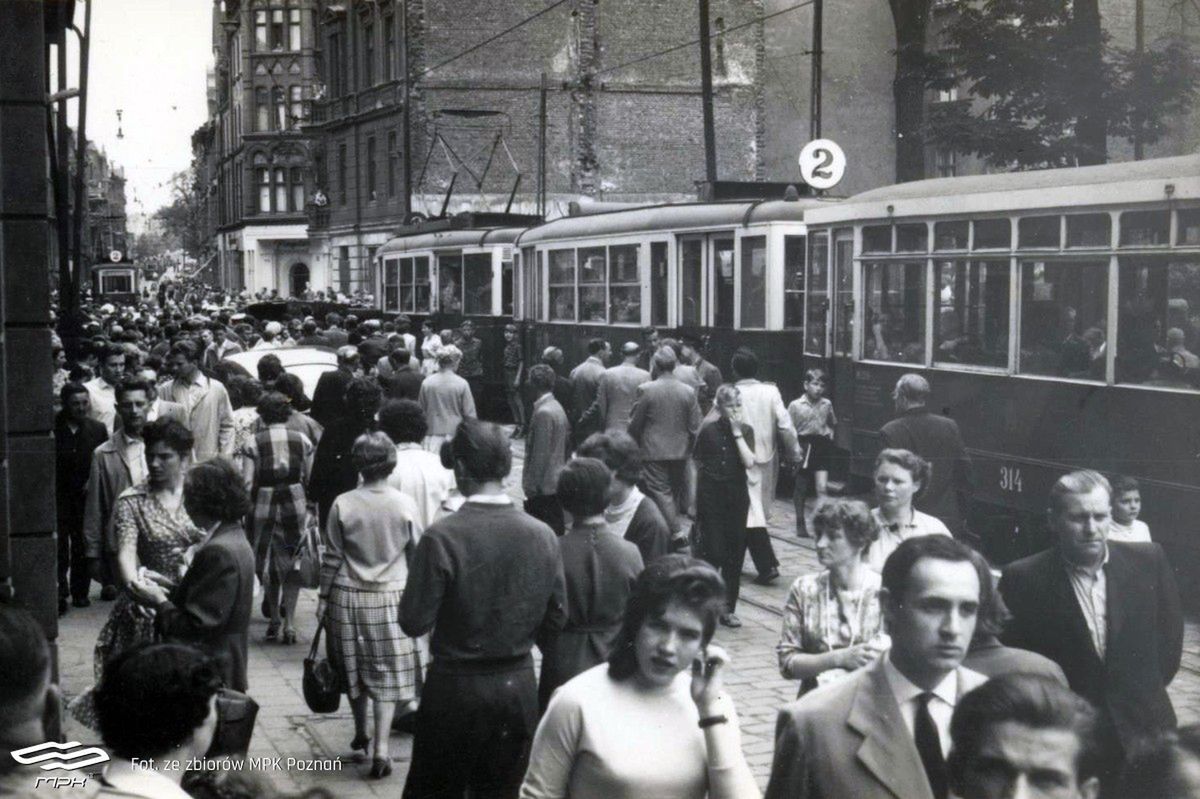 78 lat temu przywrócono ruch tramwajowy na ul. Półwiejskiej. Powinien zostać utrzymany do dziś?