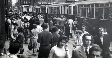 78 lat temu przywrócono ruch tramwajowy na ul. Półwiejskiej. Powinien zostać utrzymany do dziś?