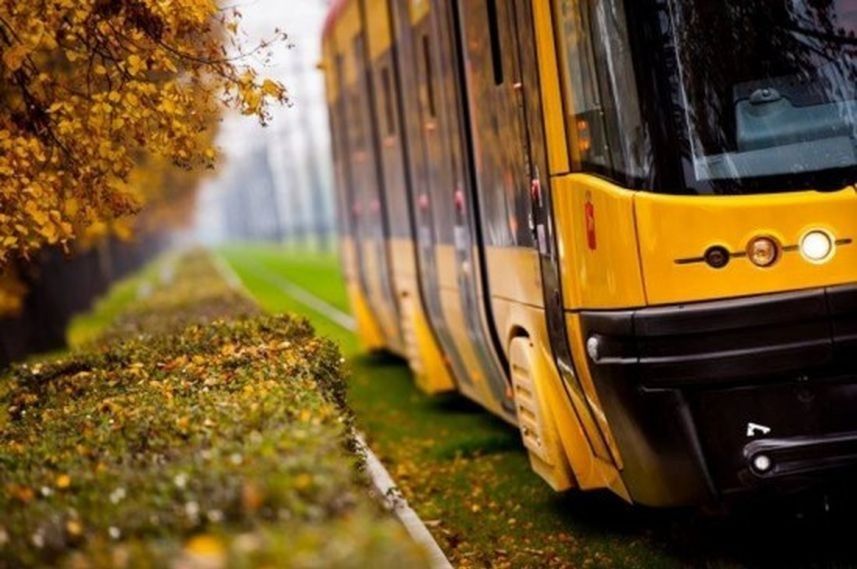 Niebezpieczny wypadek w centrum miasta. Mężczyzna wpadł pod tramwaj