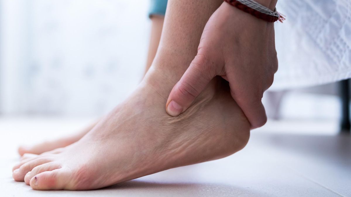 Tendon xanthomata to żółtawe złogi cholesterolu pojawiające się m.in. na kostkach