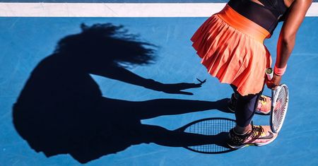 Najlepsze zdjęcia sportowe minionego roku. Wygrał idealny kadr tenisistki z motylem