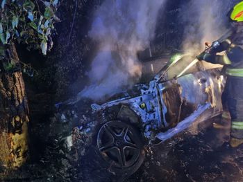 Gawłowo: Kierujący Mercedesem uderzył w drzewo. Auto stanęło w ogniu i spłonęło doszczętnie
