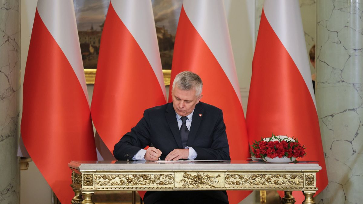 Warszawa, 13.12.2023. Koordynator służb specjalnych Tomasz Siemoniak podczas uroczystości zaprzysiężenia kierowanego przez Donalda Tuska gabinetu w Pałacu Prezydenckim w Warszawie, 13 bm. (jm) PAP/Paweł Supernak