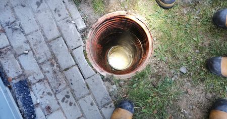 3-letni Franek utknął pod ziemią. Policjantka ruszyła mu na pomoc