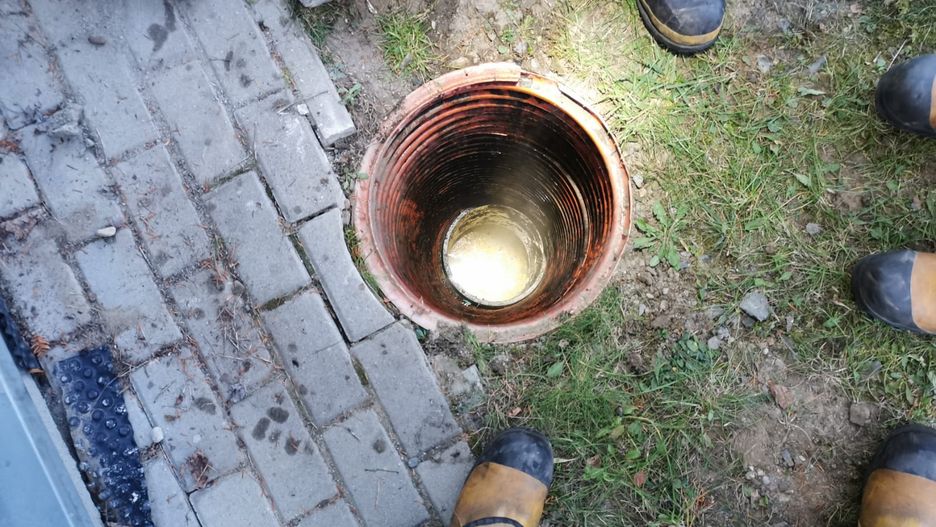 Niezabezpieczona studzienka kanalizacyjna