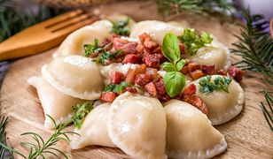 Elastyczne ciasto na pierogi. Wystarczy dodać jedną łyżkę