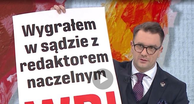Były wiceminister sportu pokazał w TVP Info transparent o wygranej w sądzie z naczelnym Wirtualnej Polski
