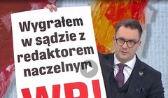 Były wiceminister sportu pokazał w TVP Info transparent o wygranej w sądzie z naczelnym Wirtualnej Polski