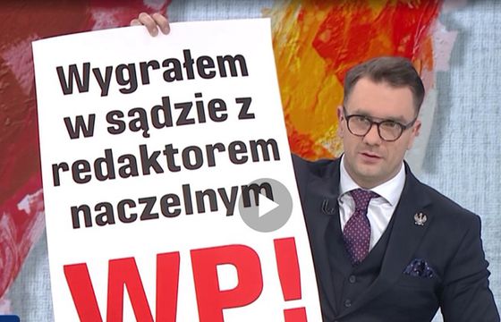 Były wiceminister sportu pokazał w TVP Info transparent o wygranej w sądzie z naczelnym Wirtualnej Polski