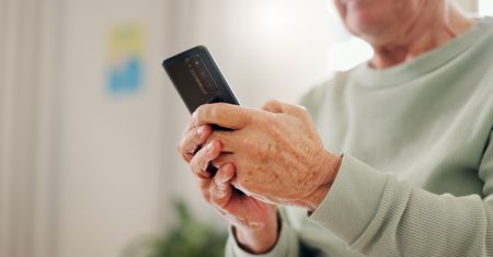 Dzwonią do Polaków. Panią Elżbietę uratował płacz dziecka