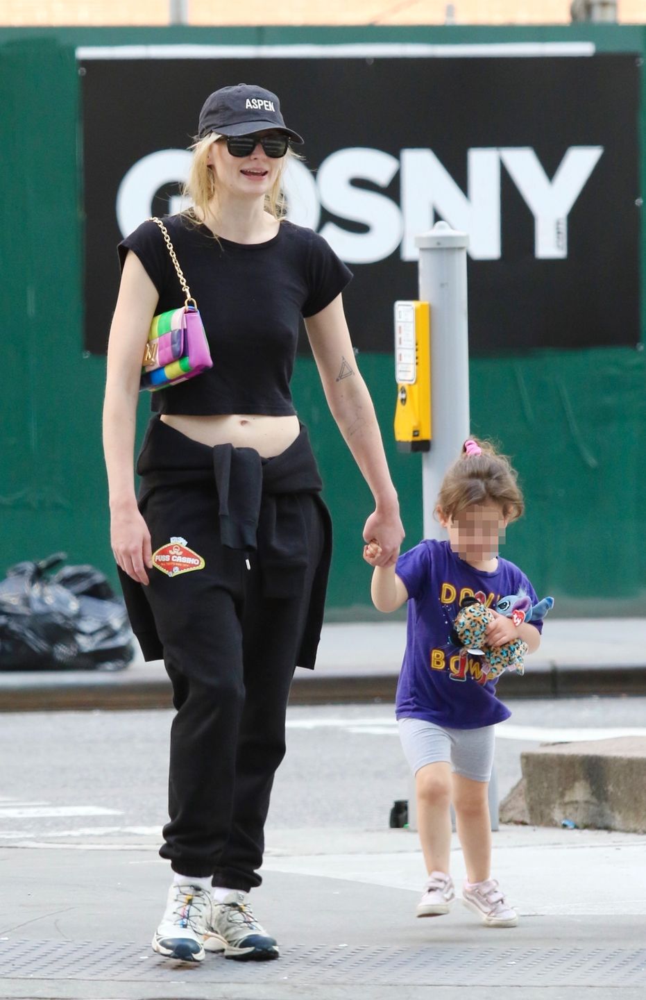 Sophie Turner z córką na mieście