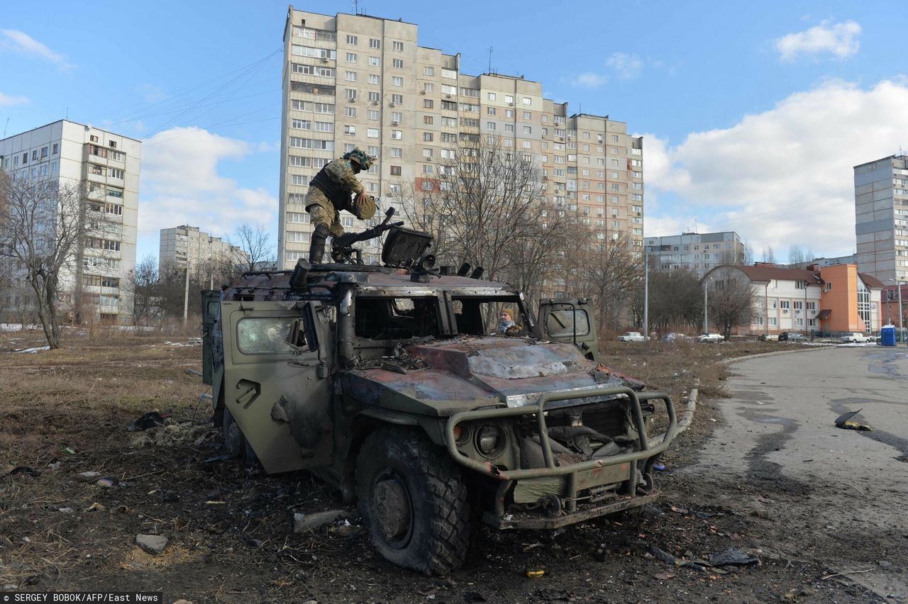 Ukraina. Rosyjskie czołgi staranowały samochód. Kierowca nie żyje