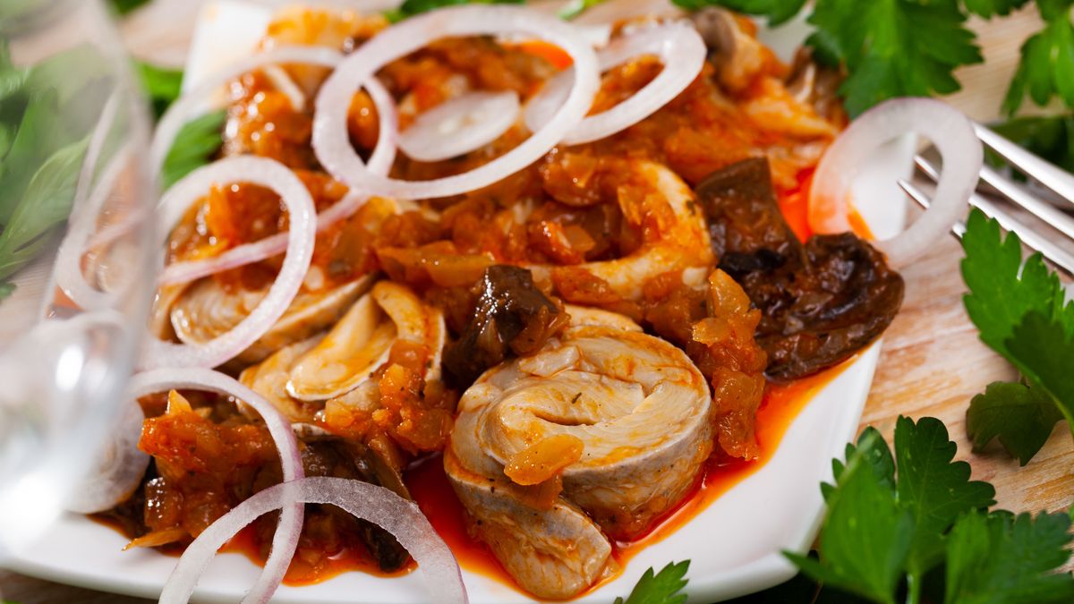 Śledzie w sosie pomidorowym